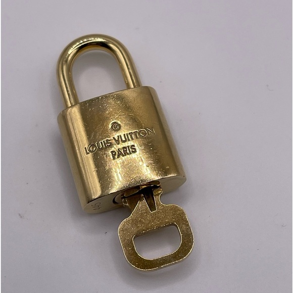 100% Authentic and pre loved Louis Vuitton - RARE Gold Lock and Key set #445 - Picture 2 of 5